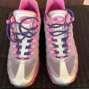 Nike air max kids size 4 fits women size 6